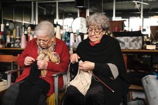 Hand-knitting-at-Dalmo-cashmere-400x267tjrrtjrt.jpeg